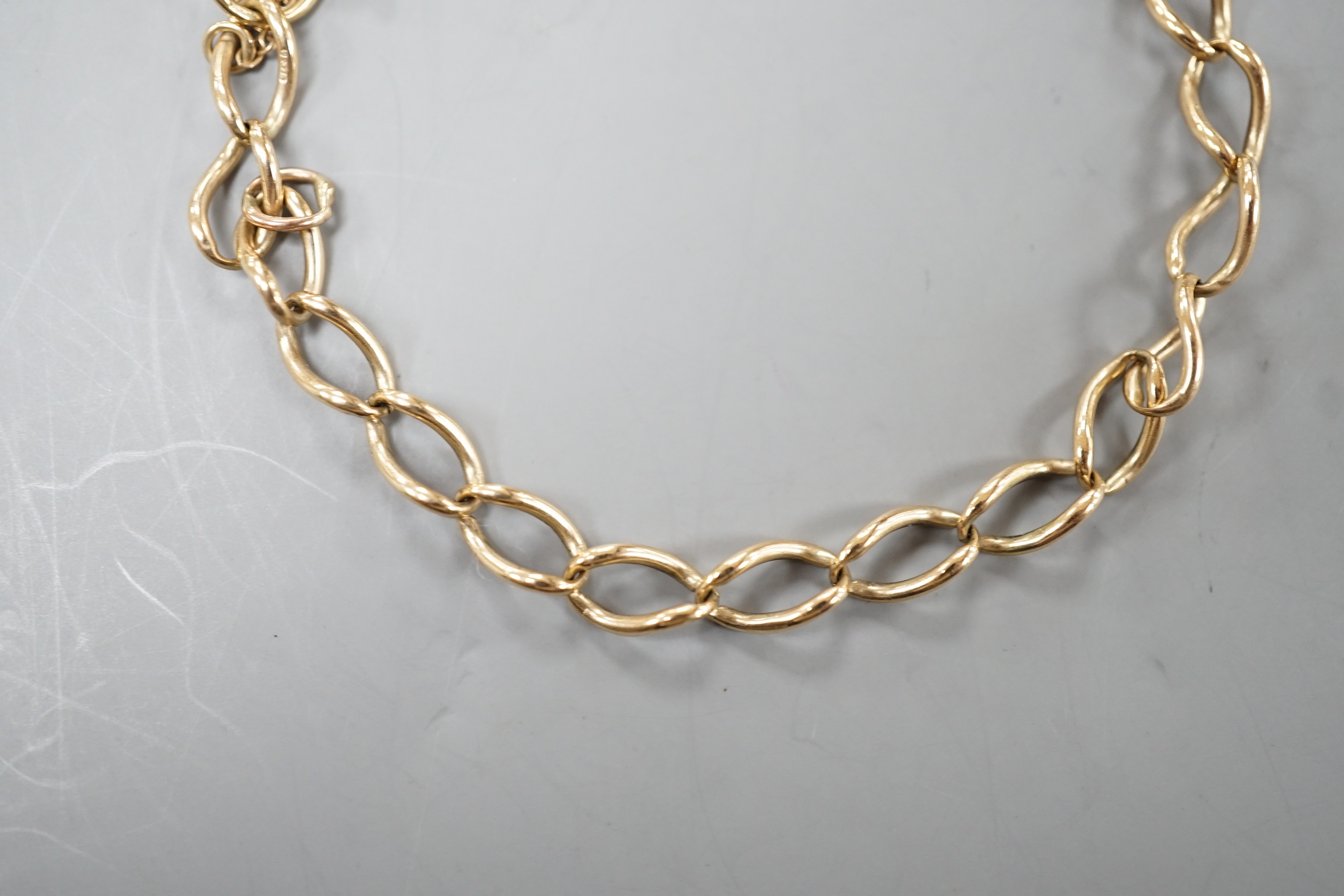A 9ct gold oval link bracelet, 16cm, 5.2 grams.